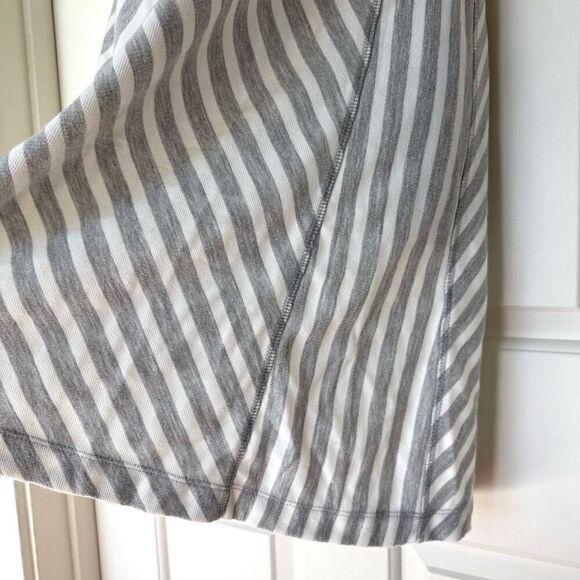 T by Talbots Gray and White Chevron Striped Short Sleeve Shift Dress - Picture 4 of 9